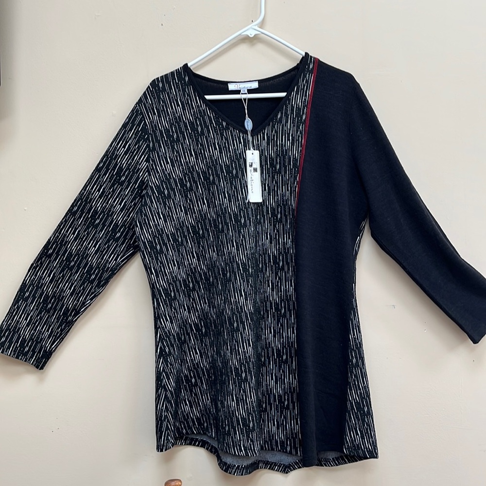 High/Low side - black,white, red trim top size XXL NWT